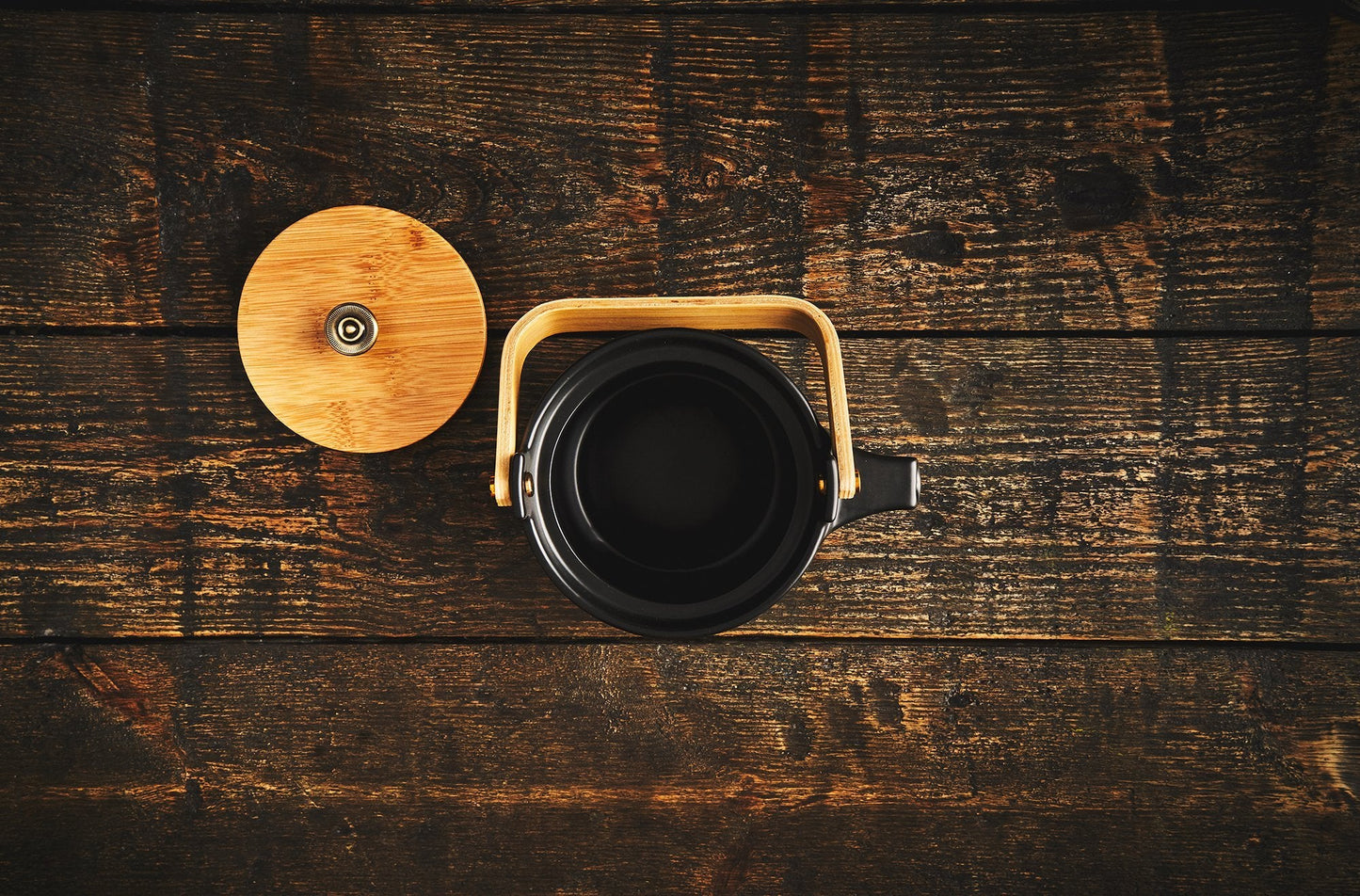 The Darma teapot made of black ceramic