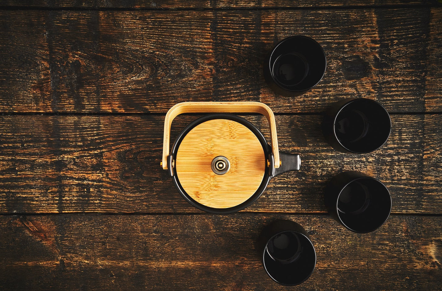 The Eichu tea set made of black ceramic