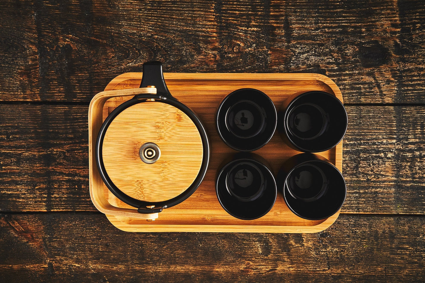 The Eichu tea set made of black ceramic